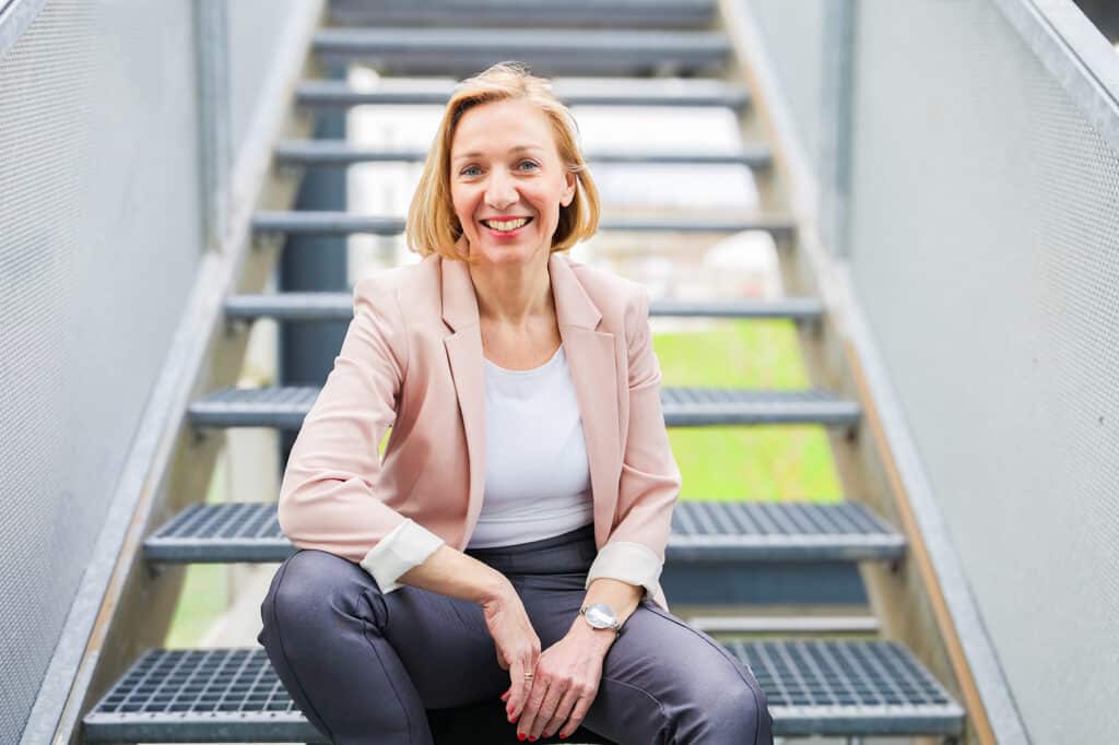 Birgit Peuker-sitzend-auf-Treppe
