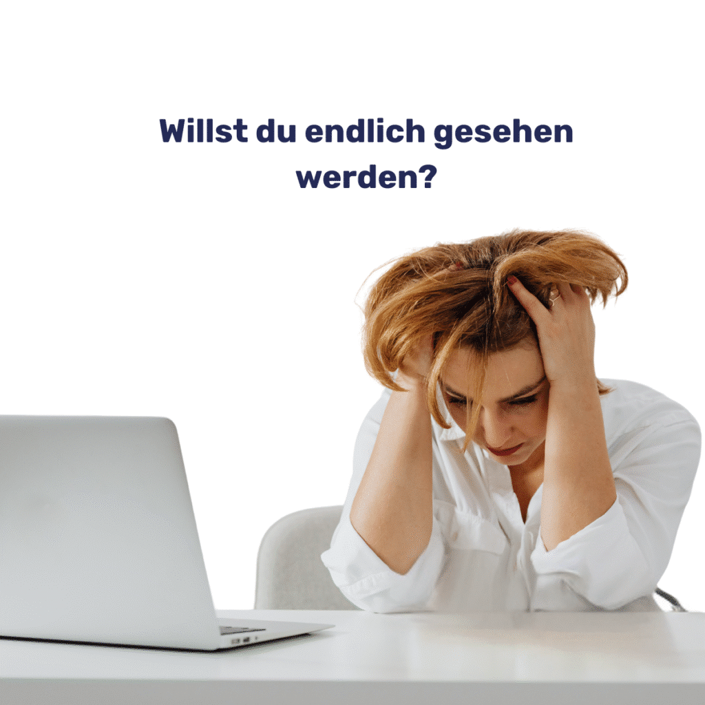 Frau die frustiert vor Notebook sitzt