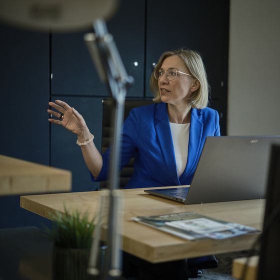 Birgit Peuker im Gespräch am Arbeitsplatz, fotografiert von Deniz Saylan