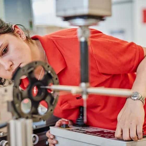 Mitarbeiterin an einer Maschine in der Produktion, fotografiert von Deniz Saylan