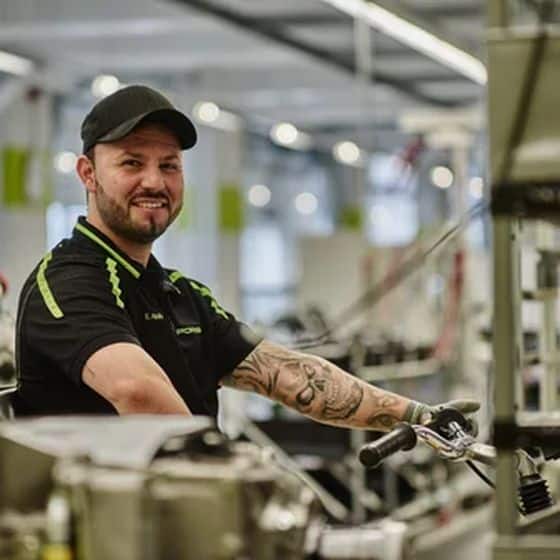 Mitarbeiter in der Werkstatt, fotografiert von Deniz Saylan