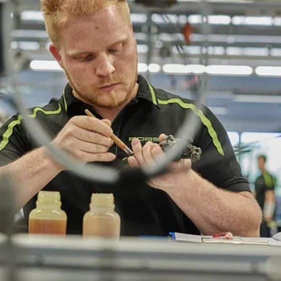 Mitarbeiter bei der Feinarbeit am Werkstück, fotografiert von Deniz Saylan