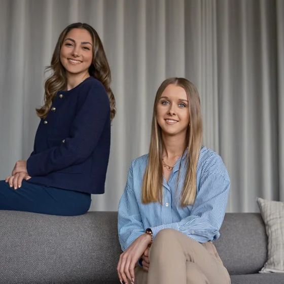 Zwei Mitarbeiterinnen im Team, fotografiert von Deniz Saylan